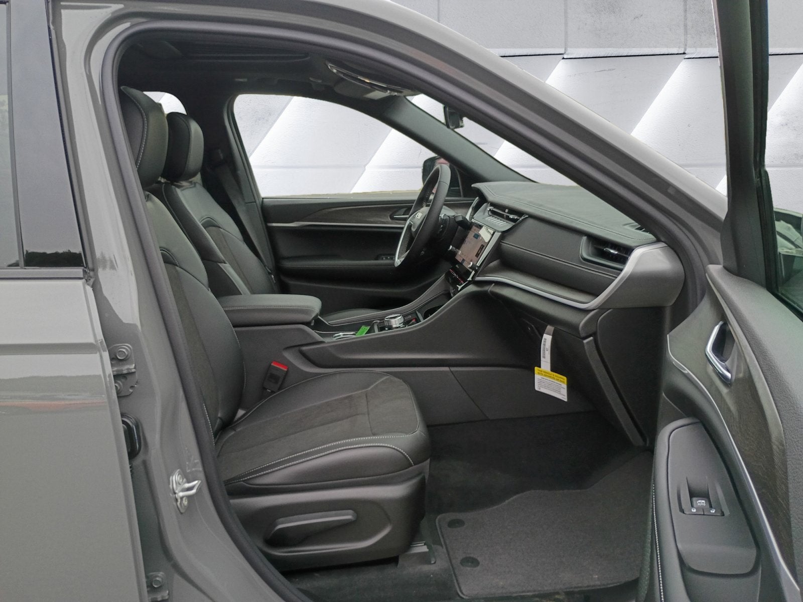 2027 Jeep Grand Cherokee Laredo Altitude