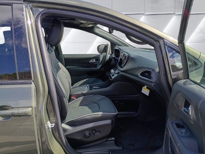 2027 Chrysler Pacifica Limited AWD S