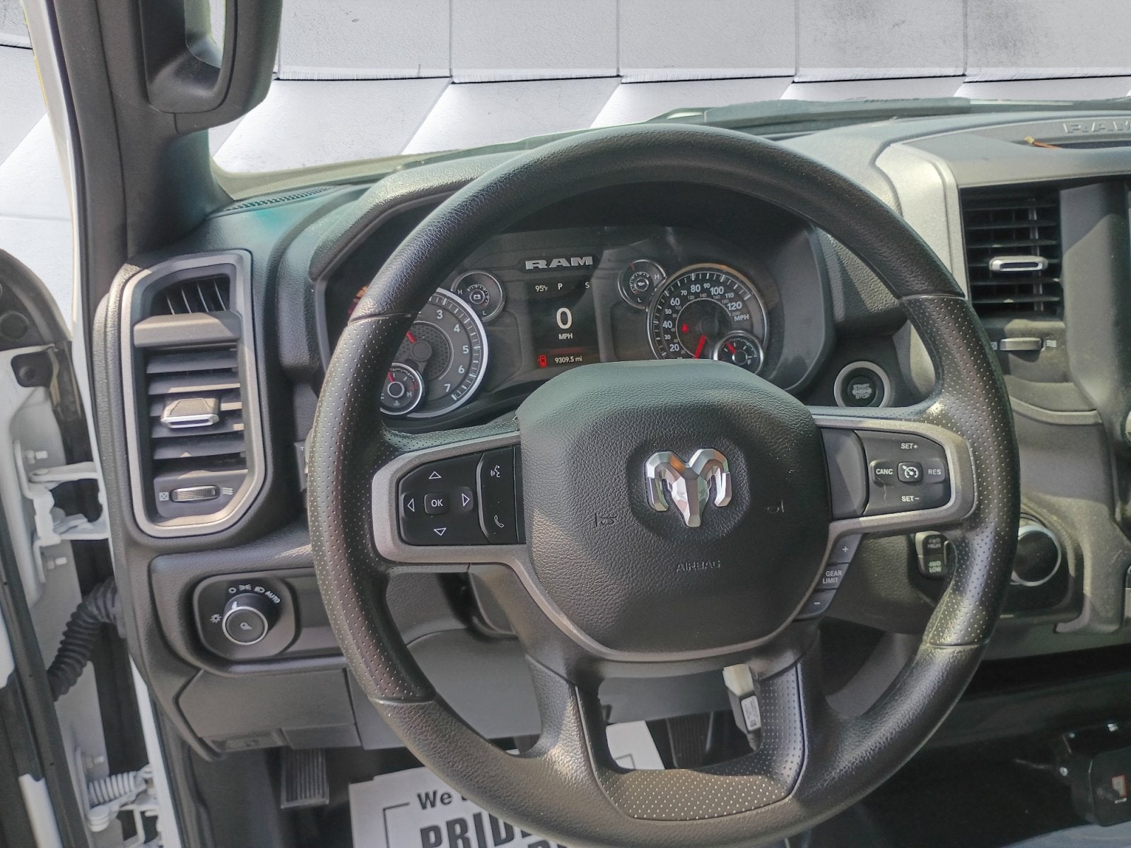 2024 RAM 2500 Tradesman 9'2 Boss V-Plow Stainless Boss Sander