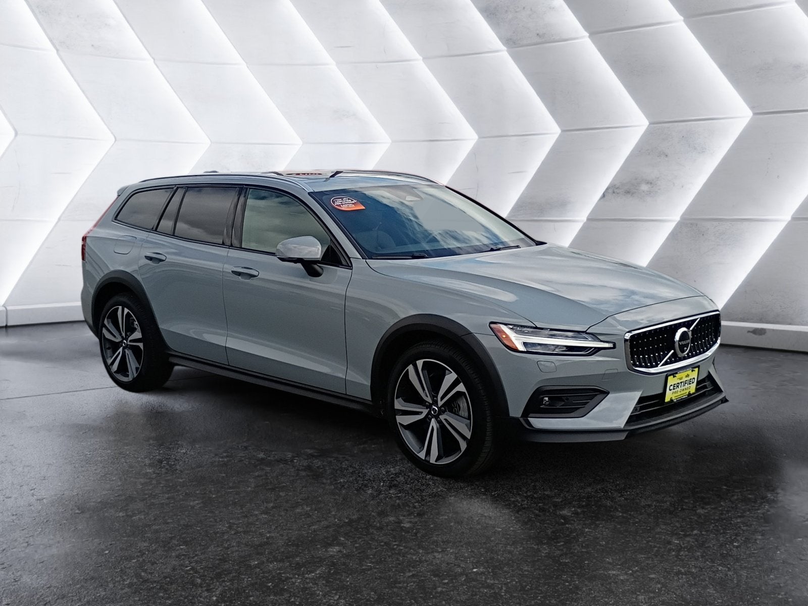 2025 Volvo V60 Cross Country B5 Plus
